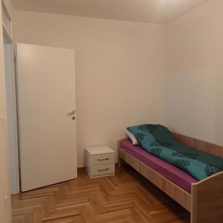 Rooms Near The Airport SJJ Buitenkant foto