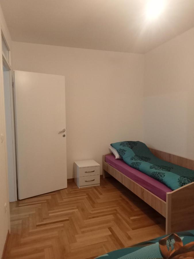Rooms Near The Airport SJJ Buitenkant foto