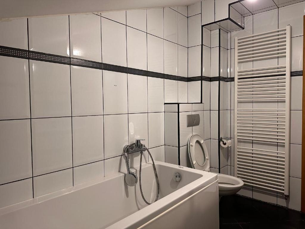 Rooms Near The Airport SJJ Buitenkant foto